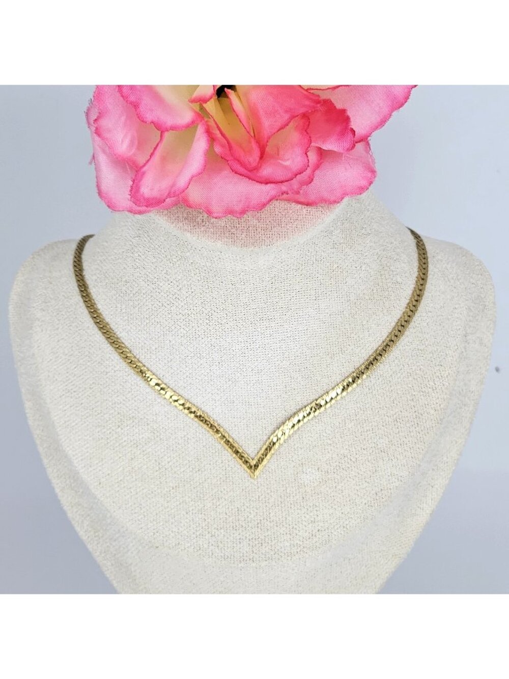 Vintage Gold Tone V-Shape Flat Chain Necklace 80s/90s Costume Jewelry Choker